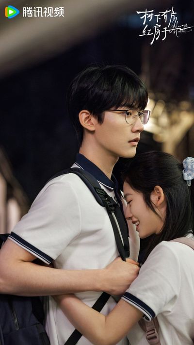 Dưới Tán Cây Có Ngôi Nhà Mái Đỏ Photo