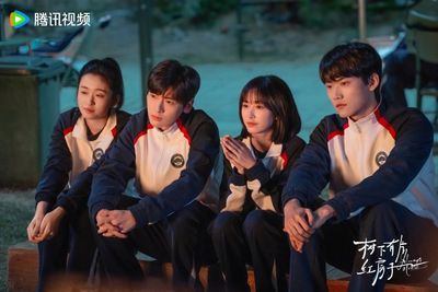 Dưới Tán Cây Có Ngôi Nhà Mái Đỏ Photo