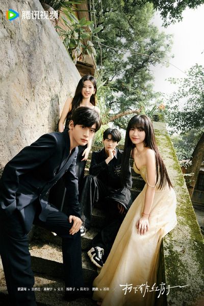 Dưới Tán Cây Có Ngôi Nhà Mái Đỏ Photo