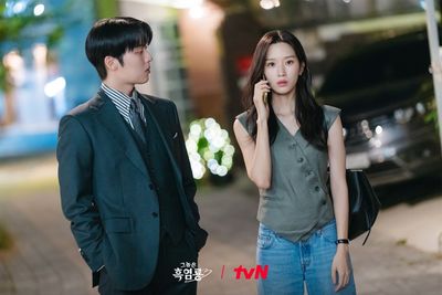 Kẻ Thù Dấu Yêu Photo