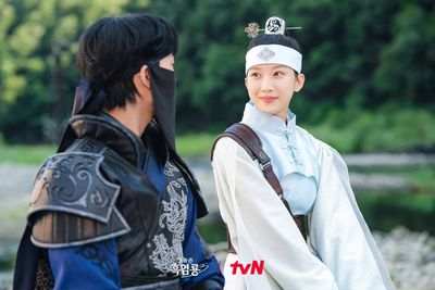 Kẻ Thù Dấu Yêu Photo